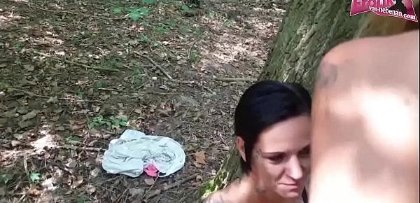  Deutsches Paar fickt im Wald und wird von einer Frau erwischt